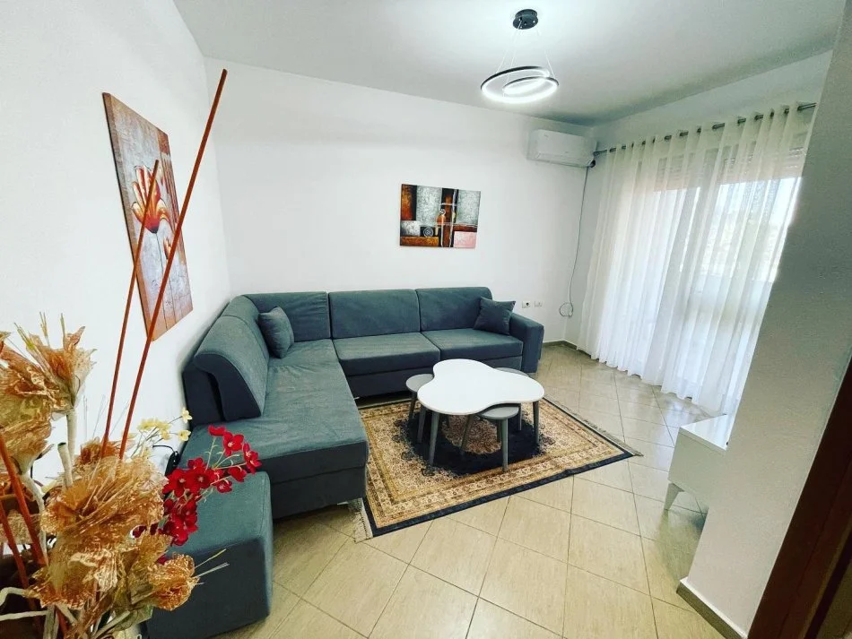 Tirane, jepet me qera apartament 1+1+Ballkon Kati 4, 65 m² 550 € (rruga e Dibres)