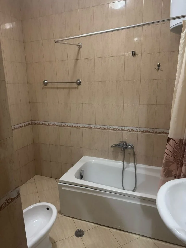 Tirane, jepet me qera apartament 1+1+Ballkon Kati 5, 75 m² 400 € (rruga Don Bosko)