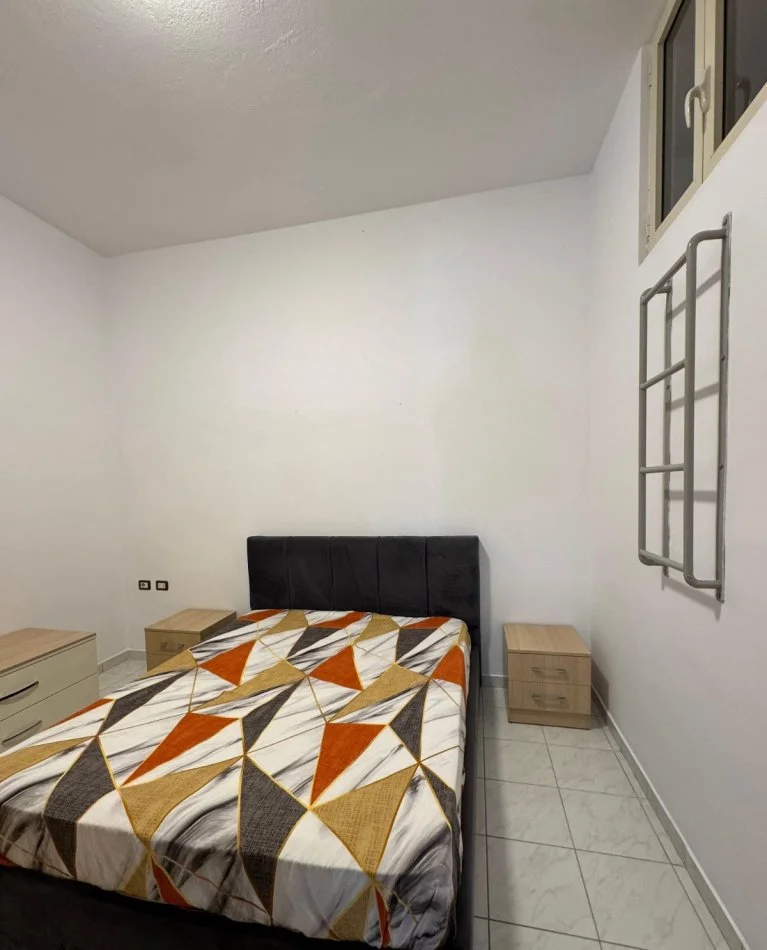 Tirane, jepet me qera apartament 1+1 Kati 0, 40 m² 350 € (rruga 5 Maj)