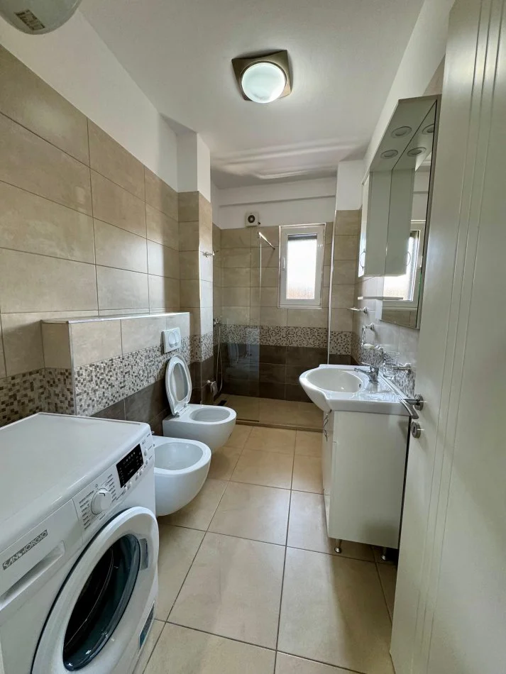 Tirane, jepet me qera apartament 1+1+Ballkon Kati 3, 70 m² 750 € (Pranë Xhamisë)