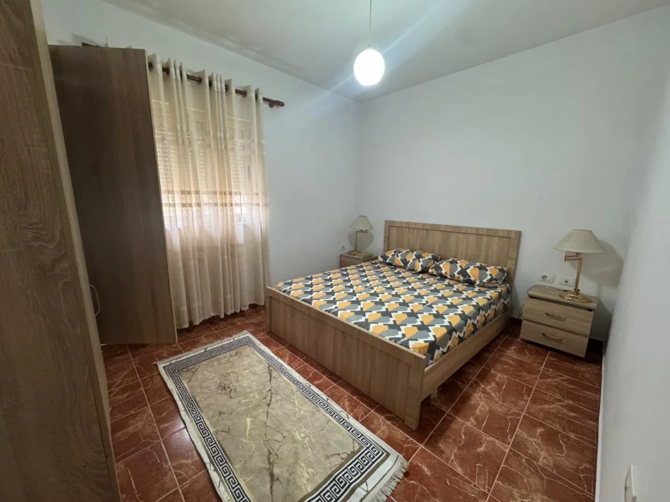 Tirane, jepet me qera apartament 2+1+Ballkon Kati 2, 80 m² 580 € (Reuga e Dafinave)