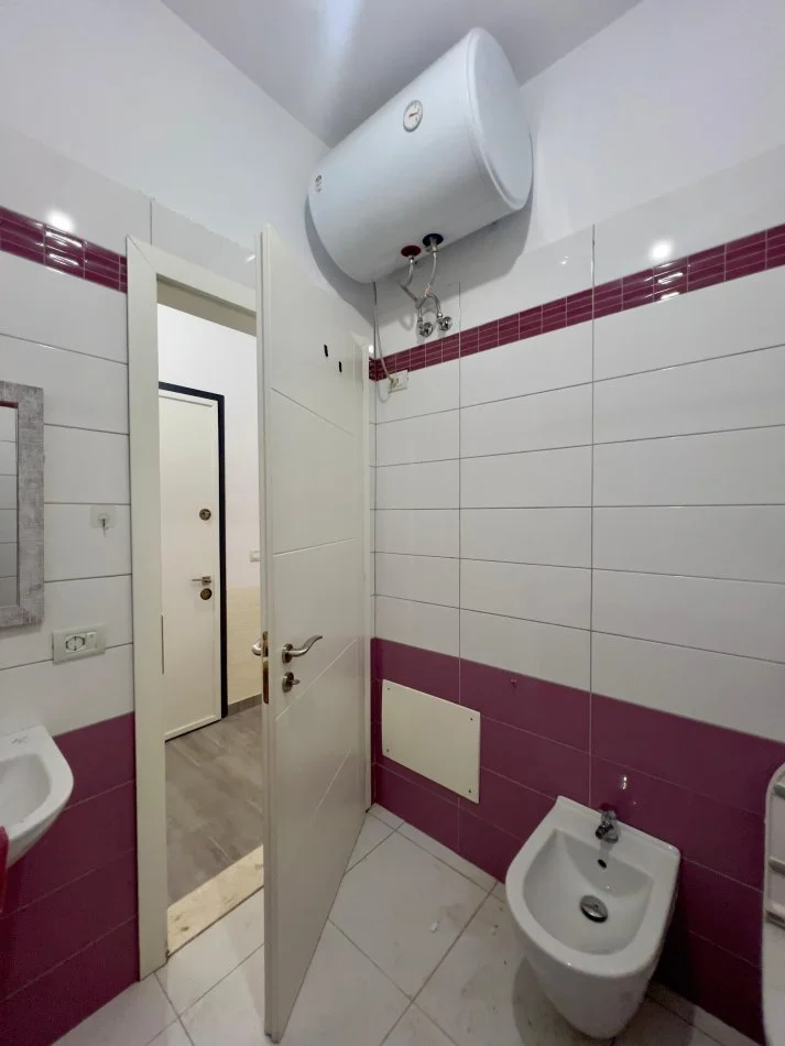 Tirane, jepet me qera 3+1+Ballkon Kati 9, 90 m² 600 € (ish fusha e Aviacionit)