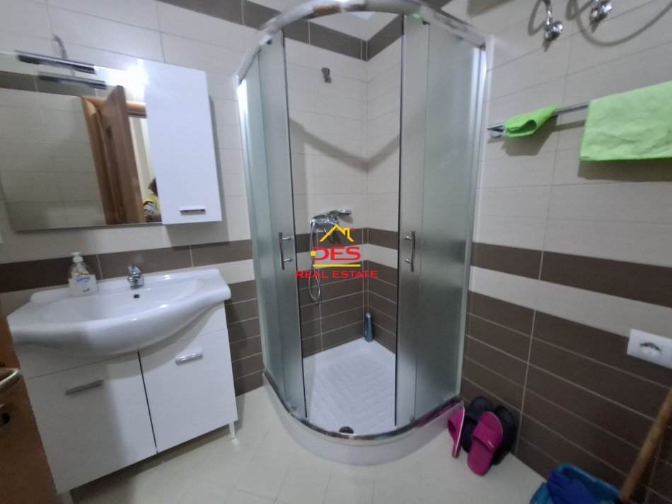 Vlore, jepet me qera apartament 1+1+Ballkon Kati 1, 75 m² 400 € (Rruga Çamëria)