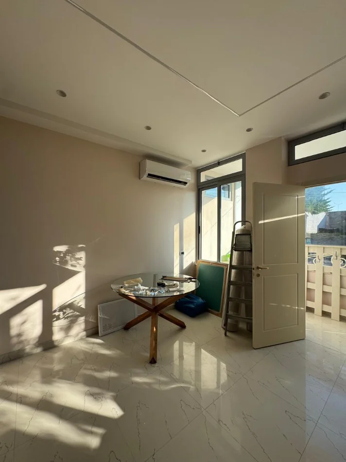 Tirane, jepet me qera apartament 1+1 Kati 1, 65 m² 450 € (Rrethi i Freskut prane Bar Stockholm)