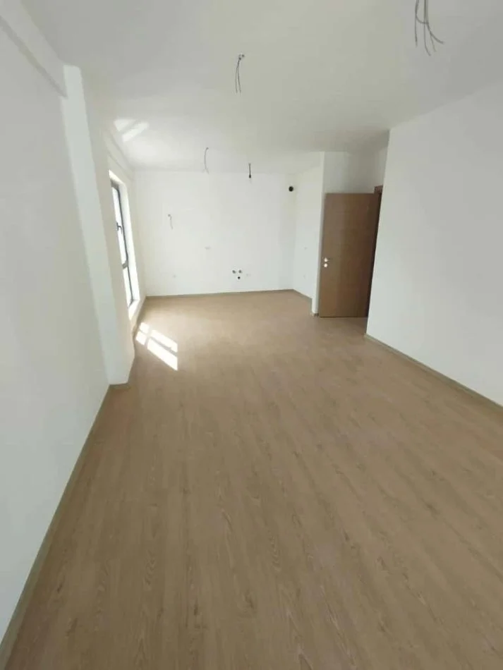 Tirane, jepet me qera apartament 3+1+Ballkon Kati 3, 135 m² 450 € (Rruga 5 Maji, Perballe Shkolles “Ardian Klosi”.)