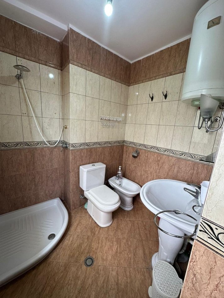 Tirane, jepet me qera apartament 1+1+Ballkon Kati 5, 60 m² 600 € (MYSLYM SHYRI)