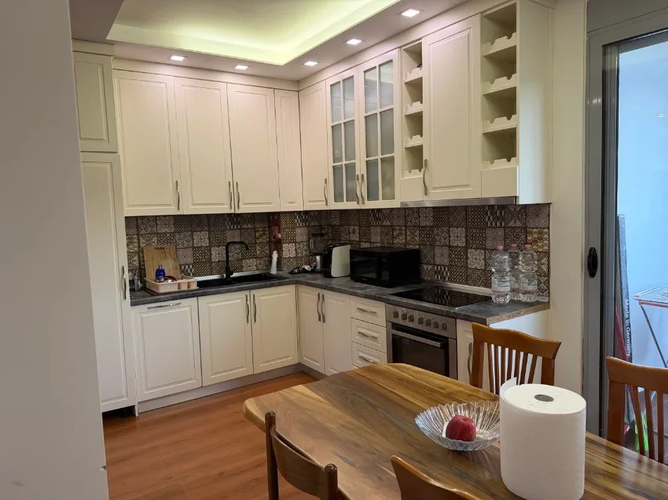 Tirane, jepet me qera apartament 2+1+Ballkon Kati 5, 94 m² 750 € (LIQENI I THATE)