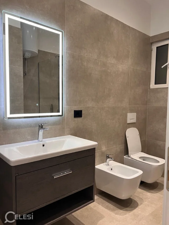 Tirane, jepet me qera apartament 1+1+Ballkon Kati 1, 70 m² 600 € (MINE PEZA AMBASADA JUGOSLLAVE)