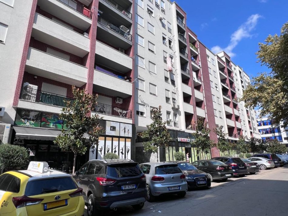Tirane, shes apartament 1+1+Ballkon Kati 1, 70 m² 130.000 € (Rruga 5 Maji)