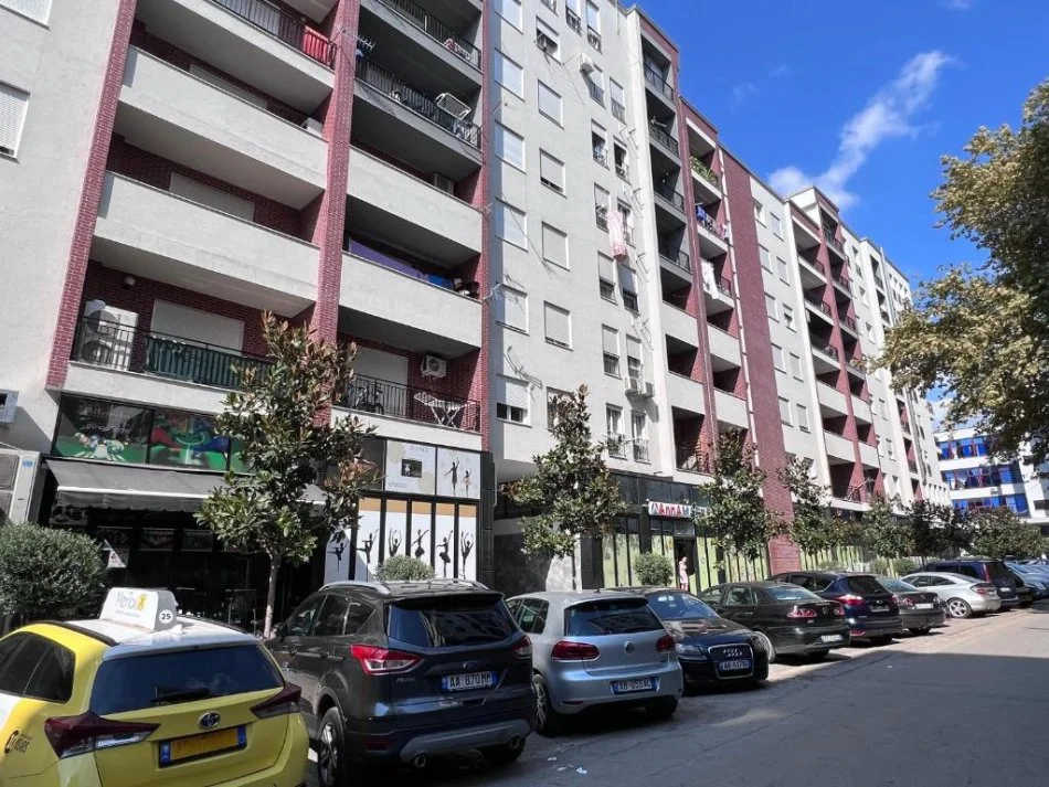 Tirane, shes apartament 1+1+Ballkon Kati 1, 70 m² 130.000 € (Rruga 5 Maji)