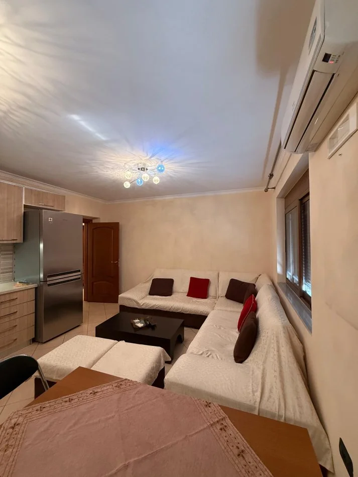 Vlore, jepet me qera apartament 1+1+Ballkon , 350 € (Albano dhe Romina)