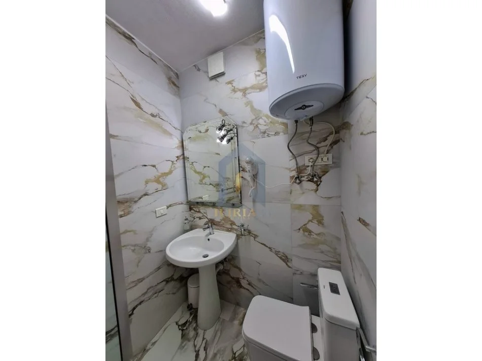Tirane, jap me qera apartament 1+1+Ballkon Kati 3, 75 m² 600 € (Kopshti Botanik)