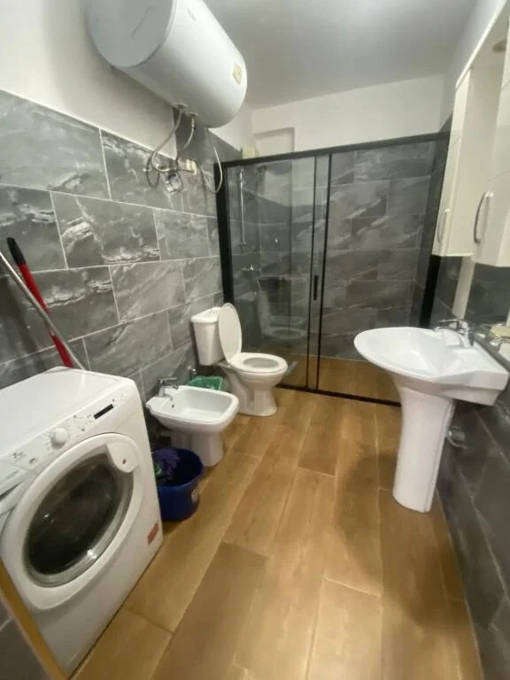 Tirane, jap me qera apartament 2+1+Ballkon Kati 8, 95 m² 600 € (PERBALLE DELIJORGJIT TE NELA)