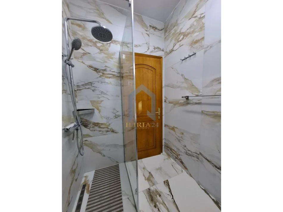 Tirane, jap me qera apartament 1+1+Ballkon Kati 3, 75 m² 600 € (Kopshti Botanik)