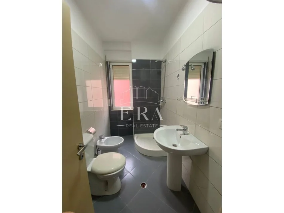 Durres, jepet me qera apartament 2+1 Kati 4, 100 m² 420 € (Ish Rajoni i policise)