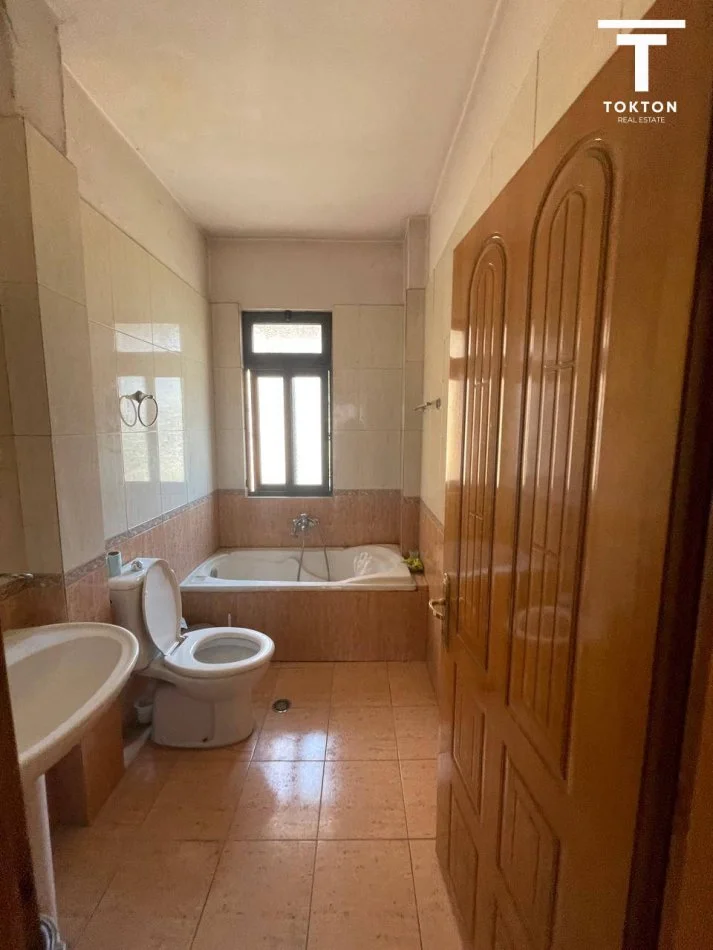 Tirane, jepet me qera ambjent biznesi Kati 1, 255 m² 1.800 € (Aleksander Mojsiu)