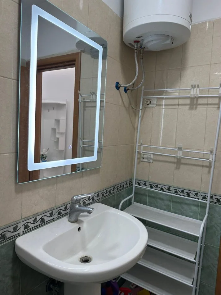 Tirane, jepet me qera apartament 2+1 Kati 3, 70 m² 450 € (astir)
