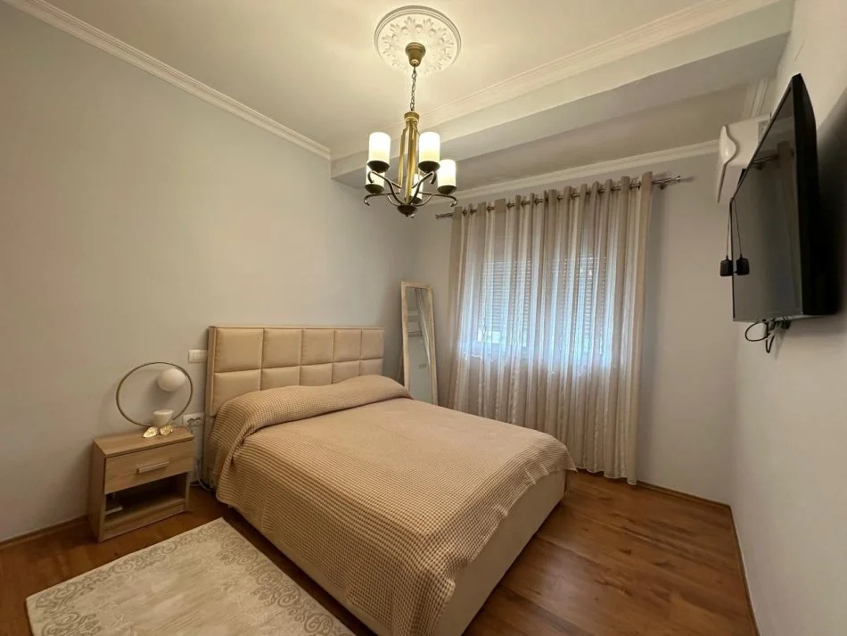 Tirane, jepet me qera apartament 3+1 Kati 5, 140 m² 700 € (Vasil Shanto)