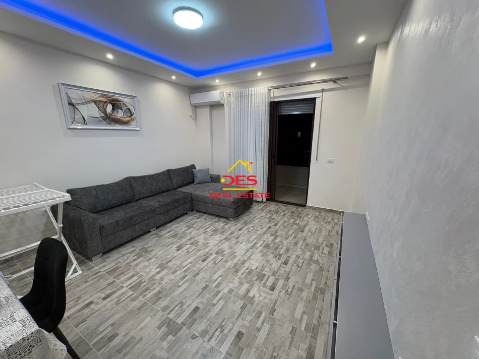 Vlore, jepet me qera apartament 2+1+Ballkon Kati 3, 110 m² 500 € (Rruga Çajupi)