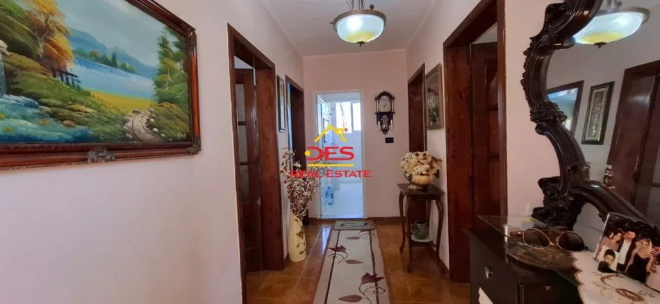 Vlore, jepet me qera apartament 3+1+Ballkon Kati 3, 100 m² 350 € (Rruga Demokracia)