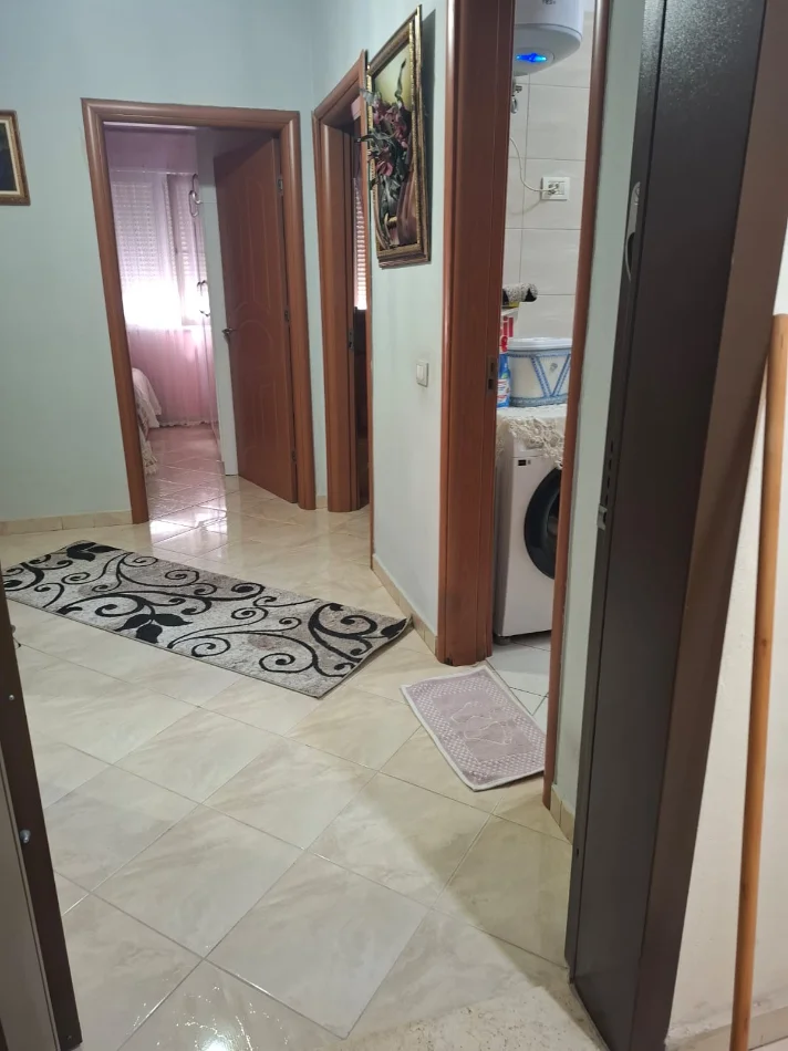 Tirane, jepet me qera 2+1 , 90 m² 550 € 