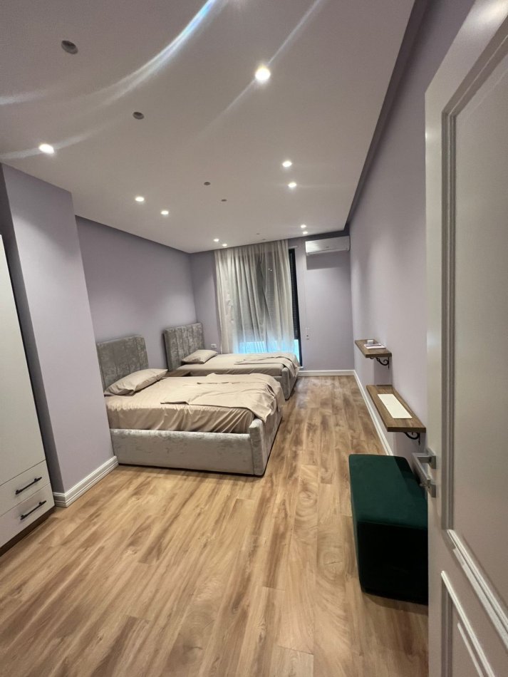 Tirane, jepet me qera apartament 3+1 Kati 7, 140 m² 1.200 € (Rezidenca Erli)
