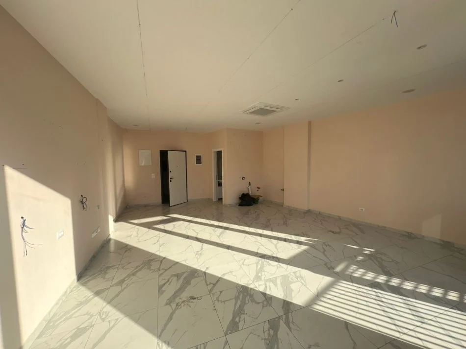 Tirane, jepet me qera ambjent biznesi , 68 m² 900 € (Lake View)