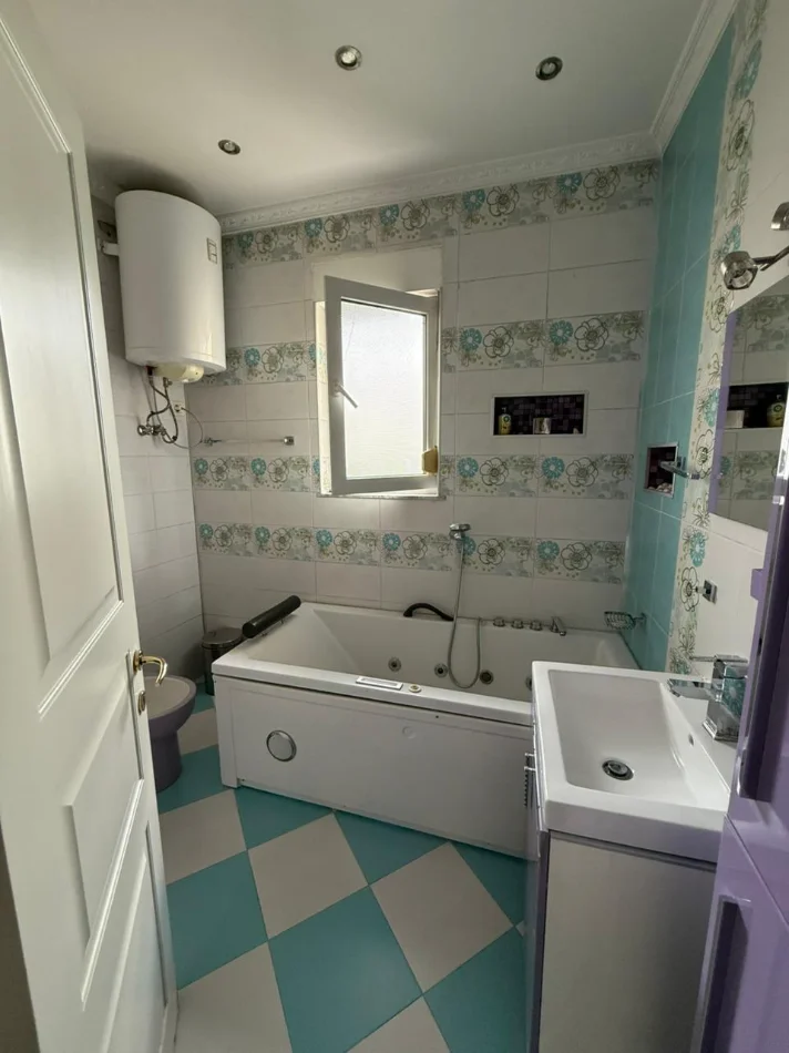 Tirane, jepet me qera apartament 2+1 Kati 3, 110 m² 800 € (Përballë Toptanit)