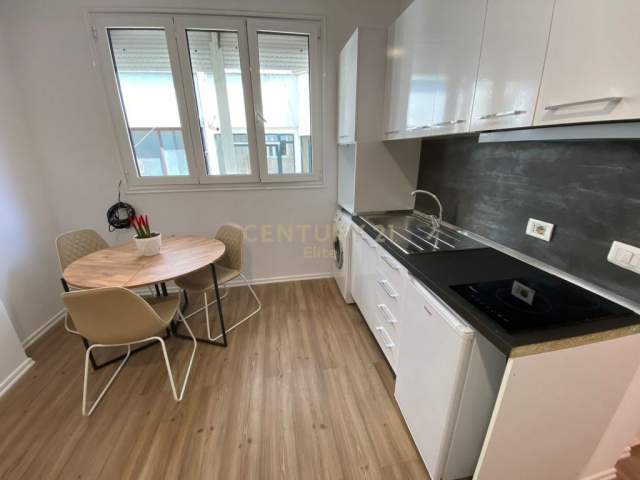 Tirane, jepet me qera apartament 1+1 Kati 3, 40 m² 495 Euro (Sheshi Wilson)