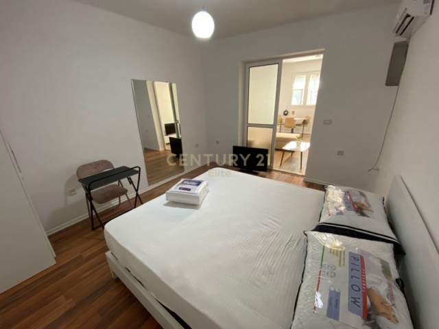 Tirane, jepet me qera apartament 1+1 Kati 3, 40 m² 495 Euro (Sheshi Wilson)