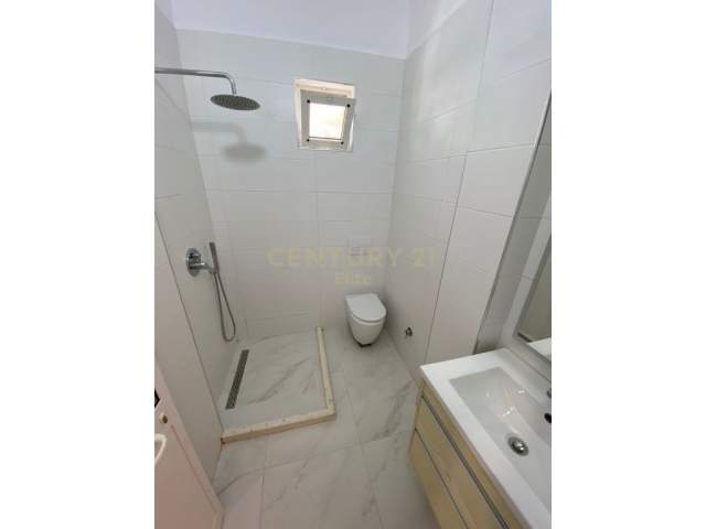 Tirane, jepet me qera apartament 1+1 Kati 3, 40 m² 495 Euro (Sheshi Wilson)