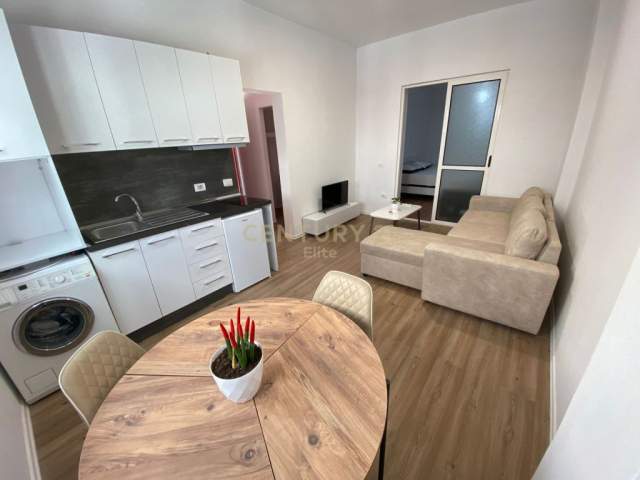 Tirane, jepet me qera apartament 1+1 Kati 3, 40 m² 495 Euro (Sheshi Wilson)