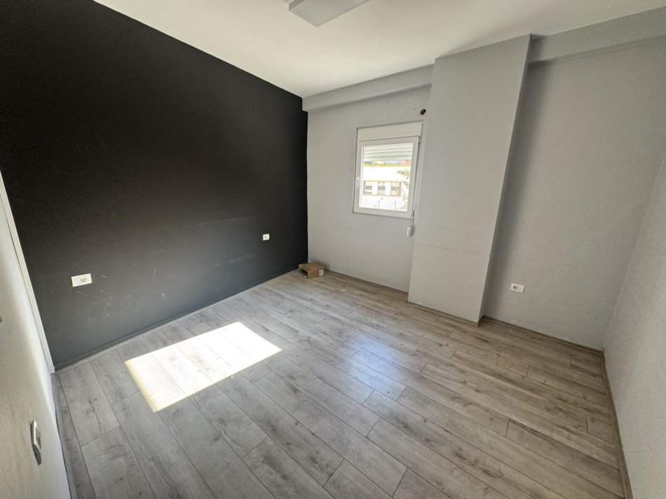 TE MYSLYM SHYRI JAPIM ME QERA 2 APART NGA 1+1 PER ZYRE DHE/OSE BANIM, 500 Euro/secili