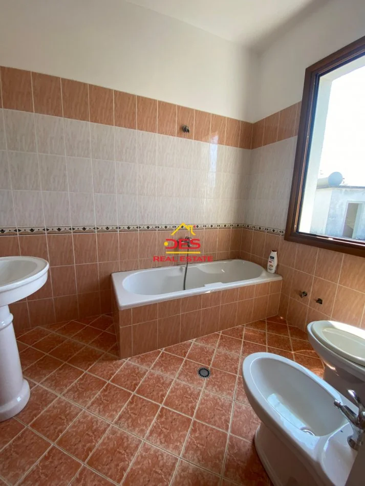 Vlore, jepet me qera Vile 2+1+Ballkon Kati 4, 180 m² 400 € (Rruga Enver Jaho)