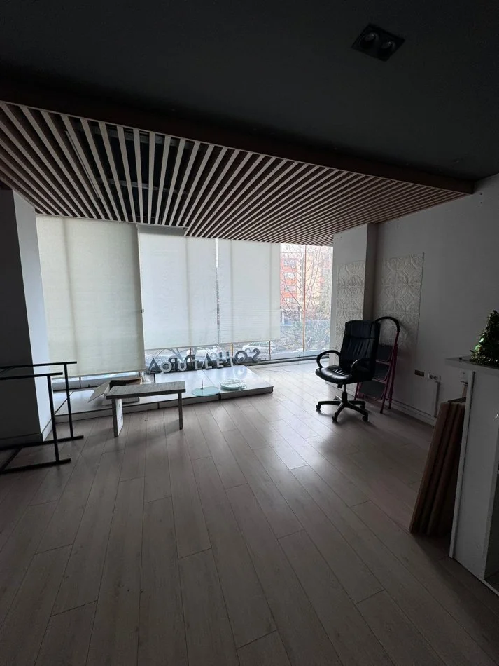 Tirane, jepet me qera ambjent biznesi Kati 2, 140 m² 1.200 € (rruga Muhamed Gjollesha)