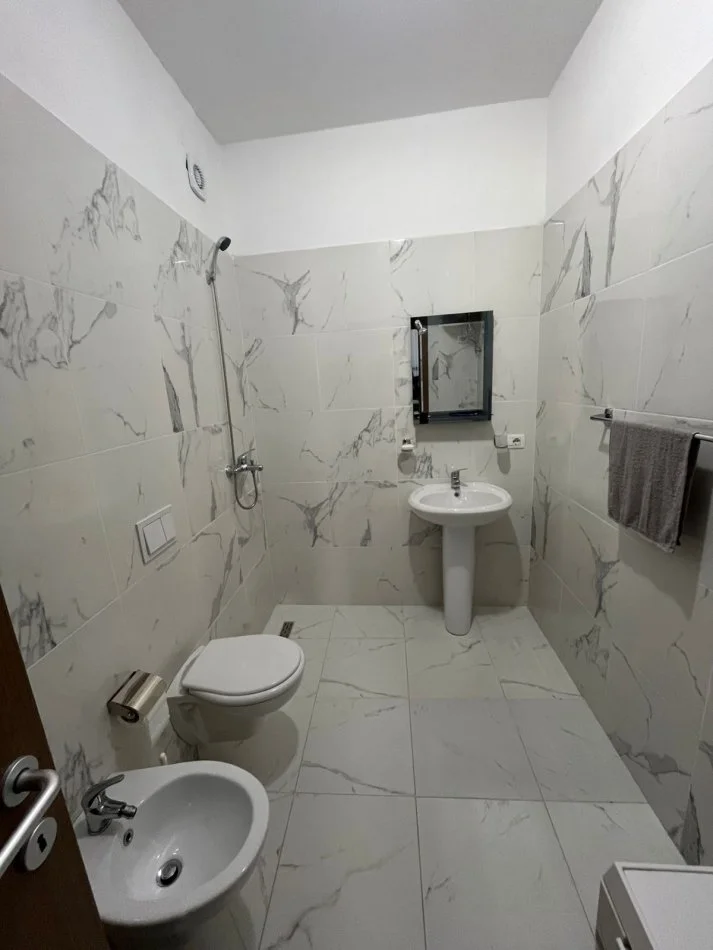 Tirane, jepet me qera apartament 1+1+Ballkon Kati 2, 70 m² 500 € (RRUGA 5 MAJ)