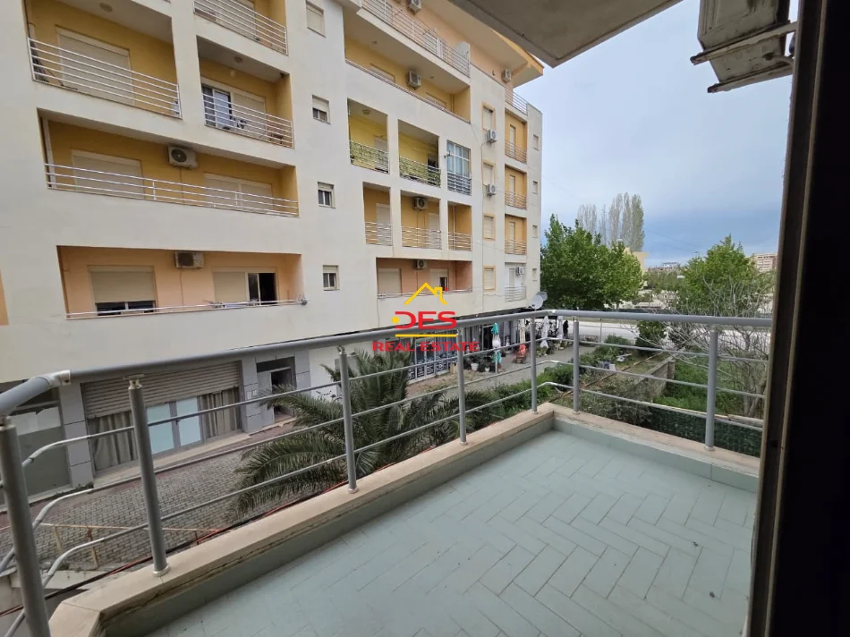 Vlore, jepet me qera apartament 2+1+Ballkon Kati 2, 90 m² 400 € (Rruga Sazani)