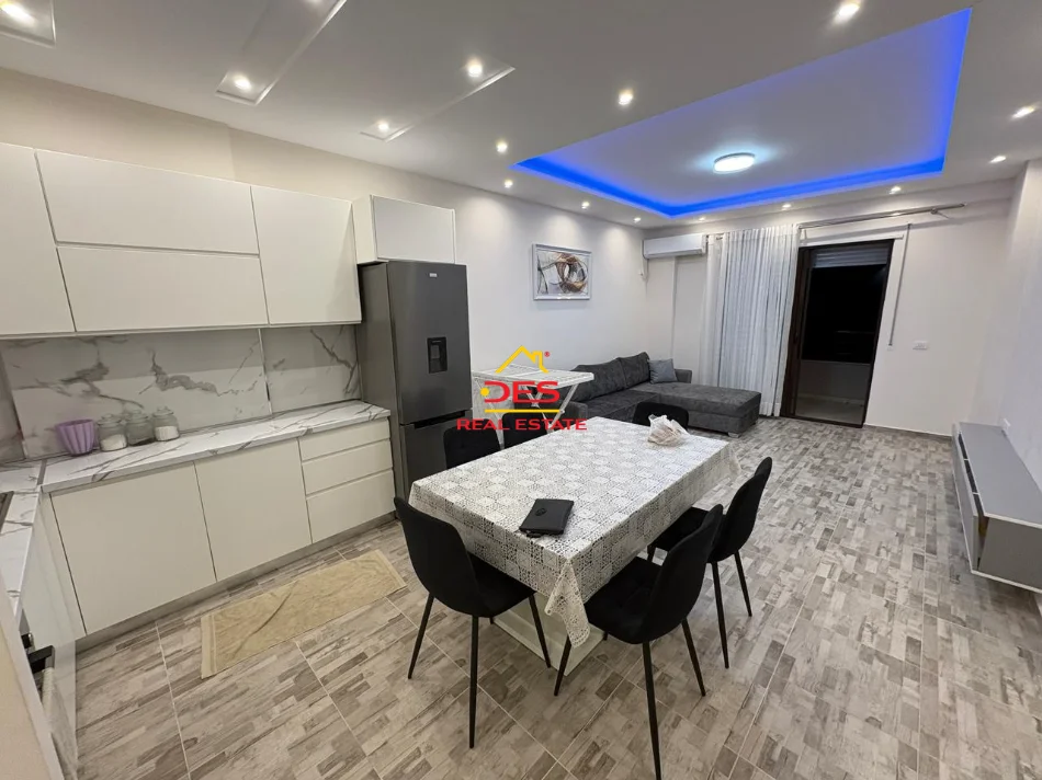 Vlore, jepet me qera apartament 2+1+Ballkon Kati 3, 110 m² 500 € (Rruga Çajupi)
