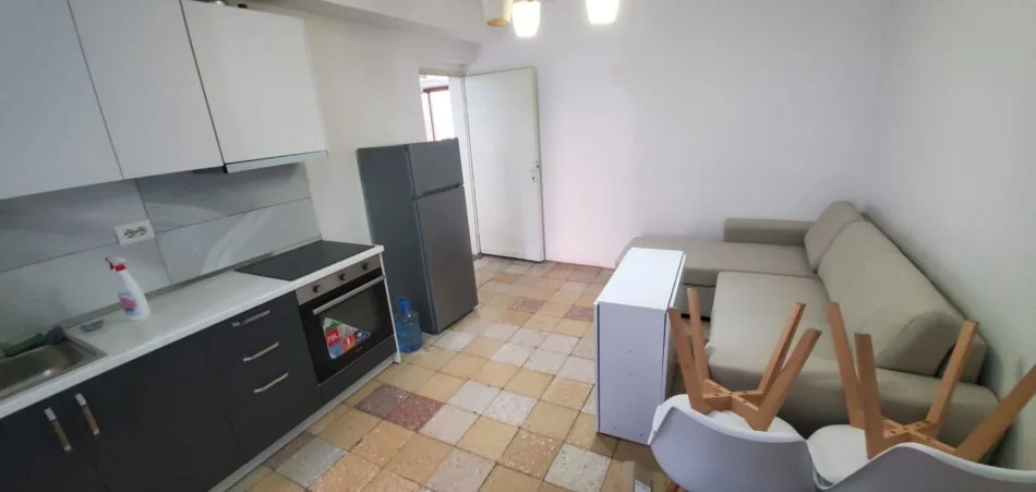 Tirane, jepet me qera apartament 1+1+Ballkon Kati 5, 60 m² 400 € (Brryl)