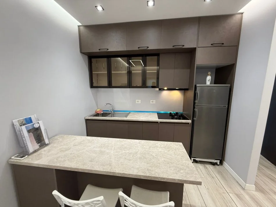 Tirane, jepet me qera apartament 1+1 Kati 6, 49 m² 550 € (Hoxha tahsim)