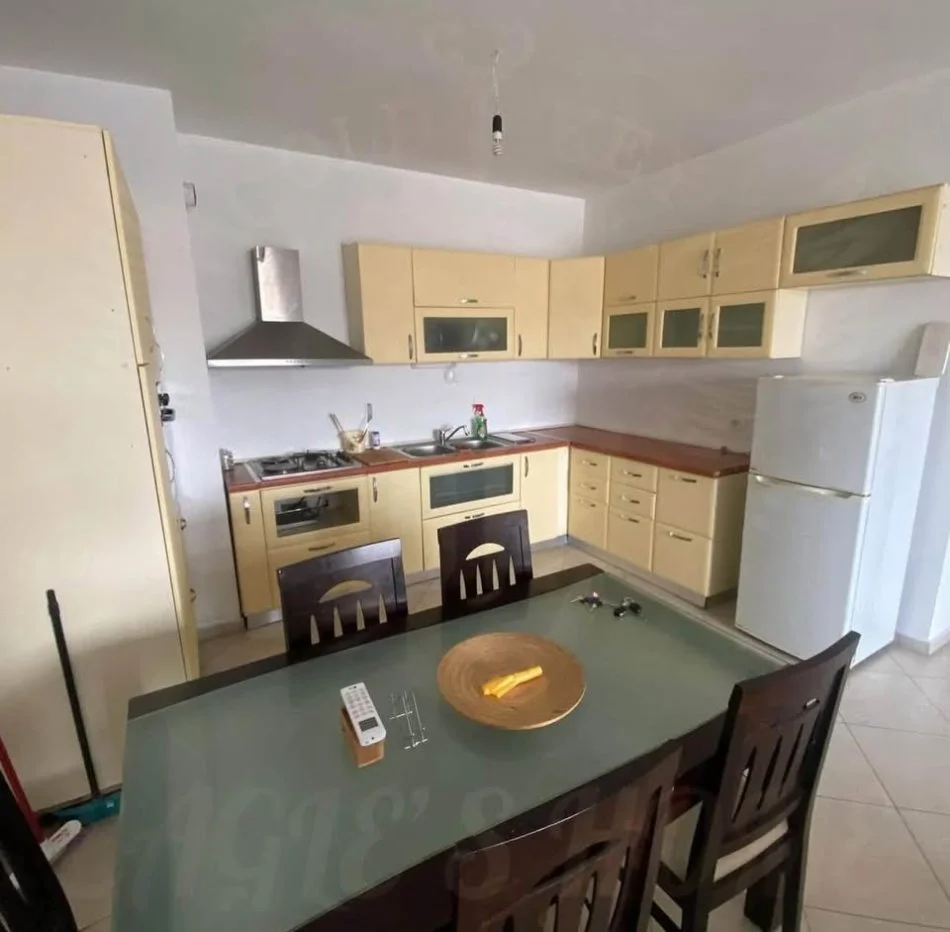 Durres, jepet me qera apartament 1+1+Ballkon Kati 7, 90 m² 299 € (Tek Vodafoni,Stacioni Trenit Durres)