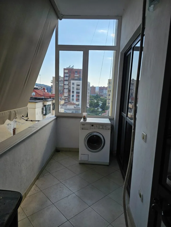 Tirane, shitet apartament 1+1+Ballkon Kati 4, 48 m² 105.000 € (Rruga e Kavajes prane pasticeri Nela ,Rruga Vace Zela , prane Globe)