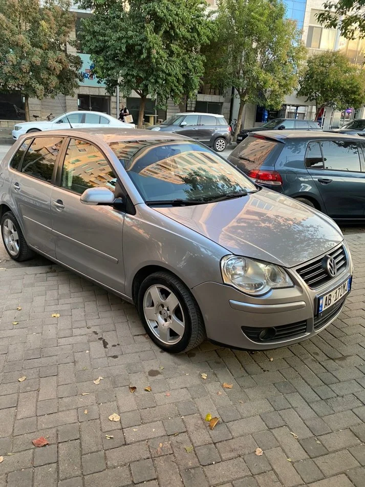 Elbasan, shitet makine VOLSWAGEN POLO Nafte, gri e erret manuale  Kondicioner 220 km 3.700 €