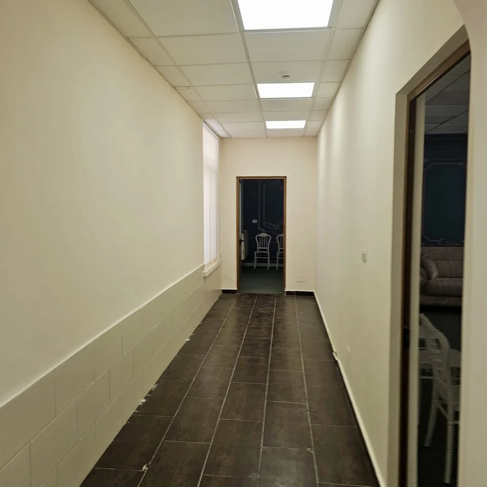 Tirane, jepet me qera ambjent biznesi Kati 1, 400 m² 1.500 € (Kombinat)