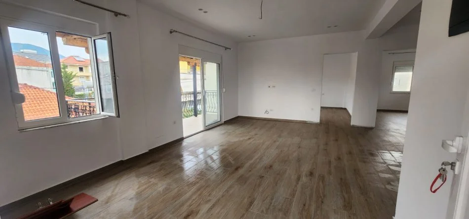 Tirane, jepet me qera apartament 2+1+Ballkon Kati 3, 350 € (Sauk prane Akademis se Policise)