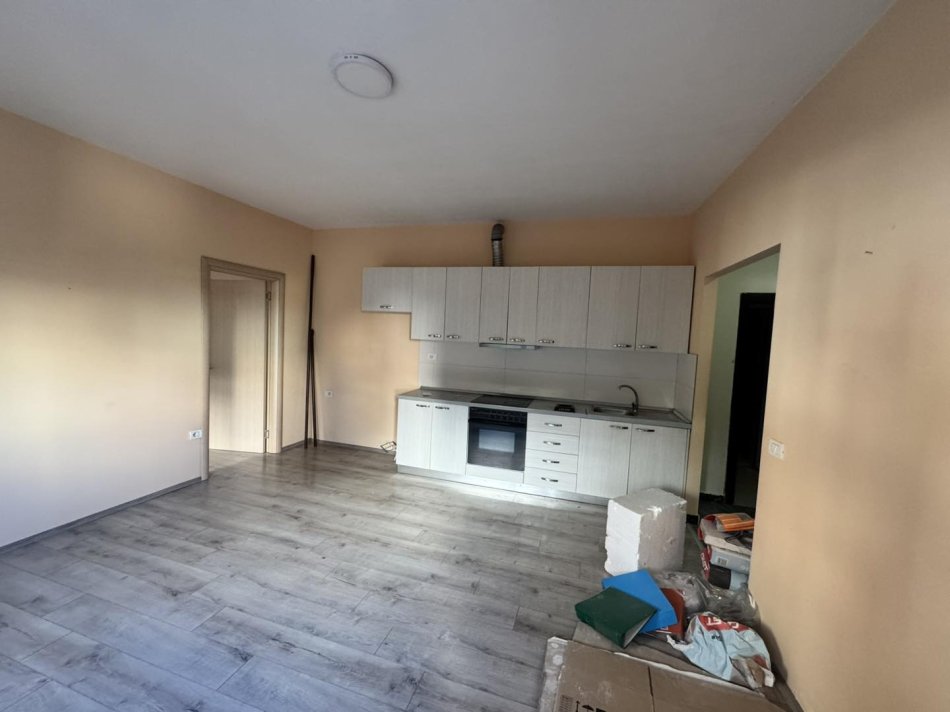 TE MYSLYM SHYRI JAPIM ME QERA 2 APART NGA 1+1 PER ZYRE DHE/OSE BANIM, 500 Euro/secili