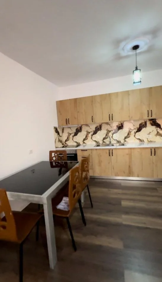 Tirane, jepet me qera apartament 2+1+Ballkon Kati 4, 87 m² 450 € (Shkoze)