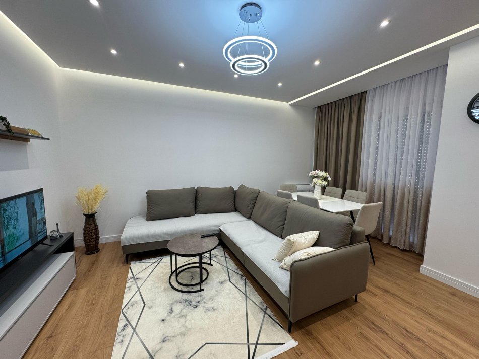 Tirane, jepet me qera apartament 2+1 Kati 7, 95 m² 800 € (rruga 5 maji)