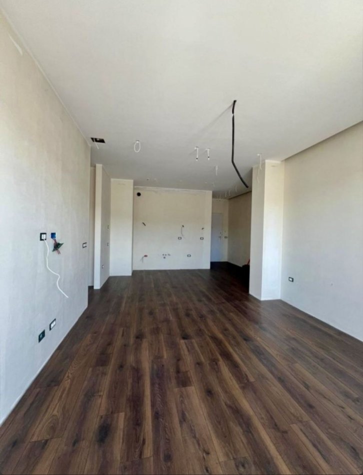 Tirane, jepet me qera zyre Kati 9, 95 m² 1.000 € (Komuna e Parisit)