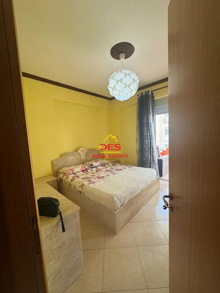 Vlore, jepet me qera apartament 1+1+Ballkon Kati 6, 75 m² 500 € (Rruga Murat Tërbaçi)